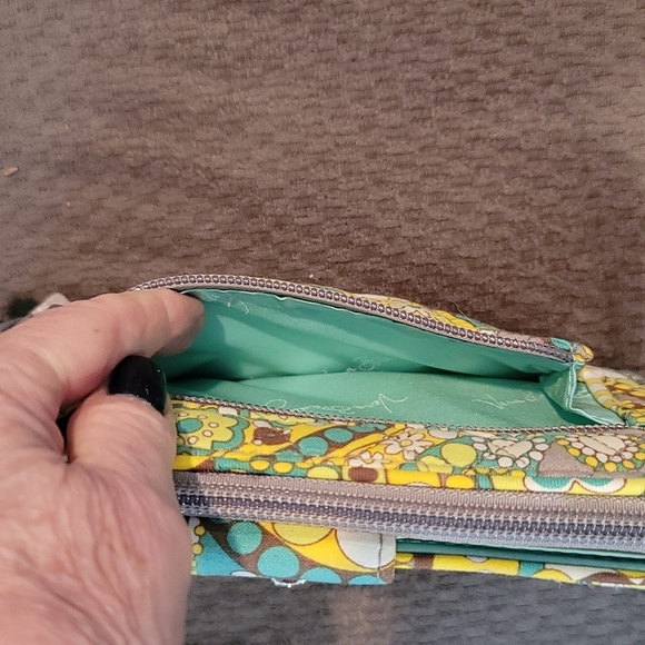 NWOT Vera Bradley Turn Lock Wallet Clutch Lemon Parfait Pattern - Picture 5 of 7